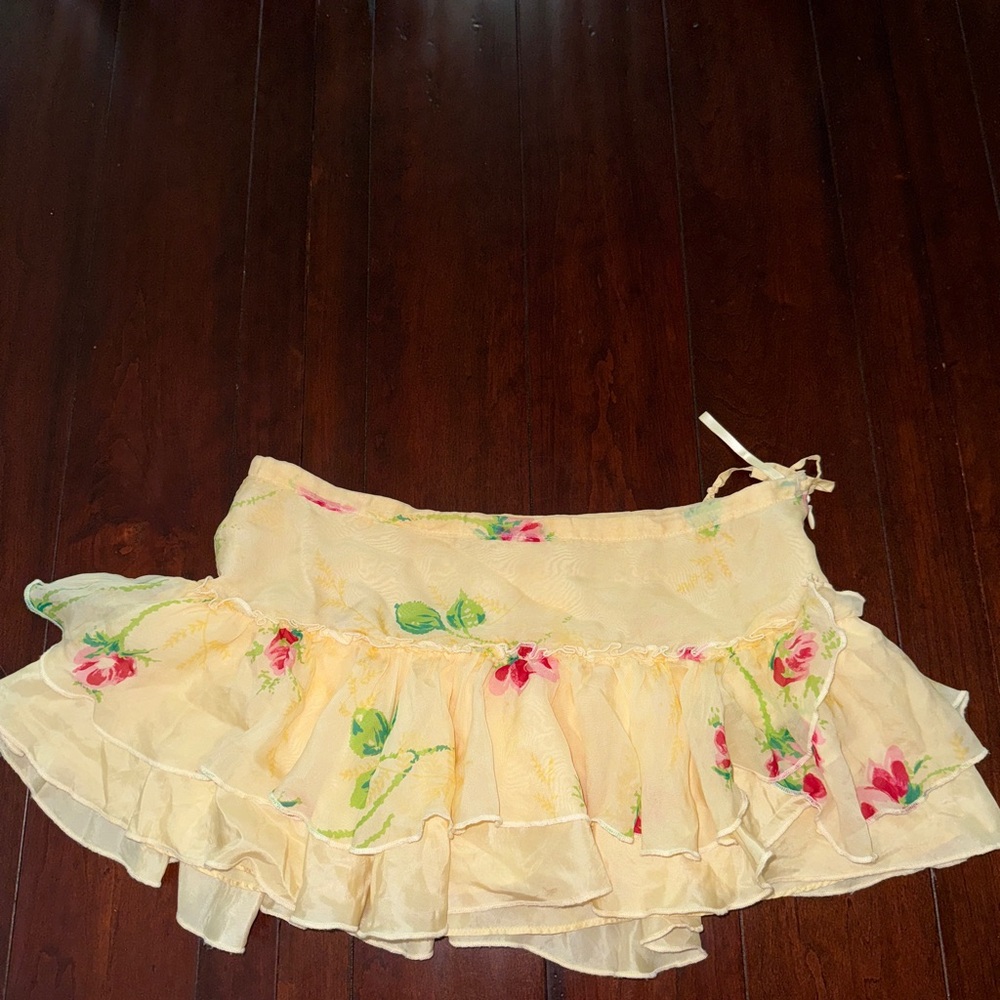 Low Rise Rose Ruffle Mini Skirt - Picture 3 of 4
